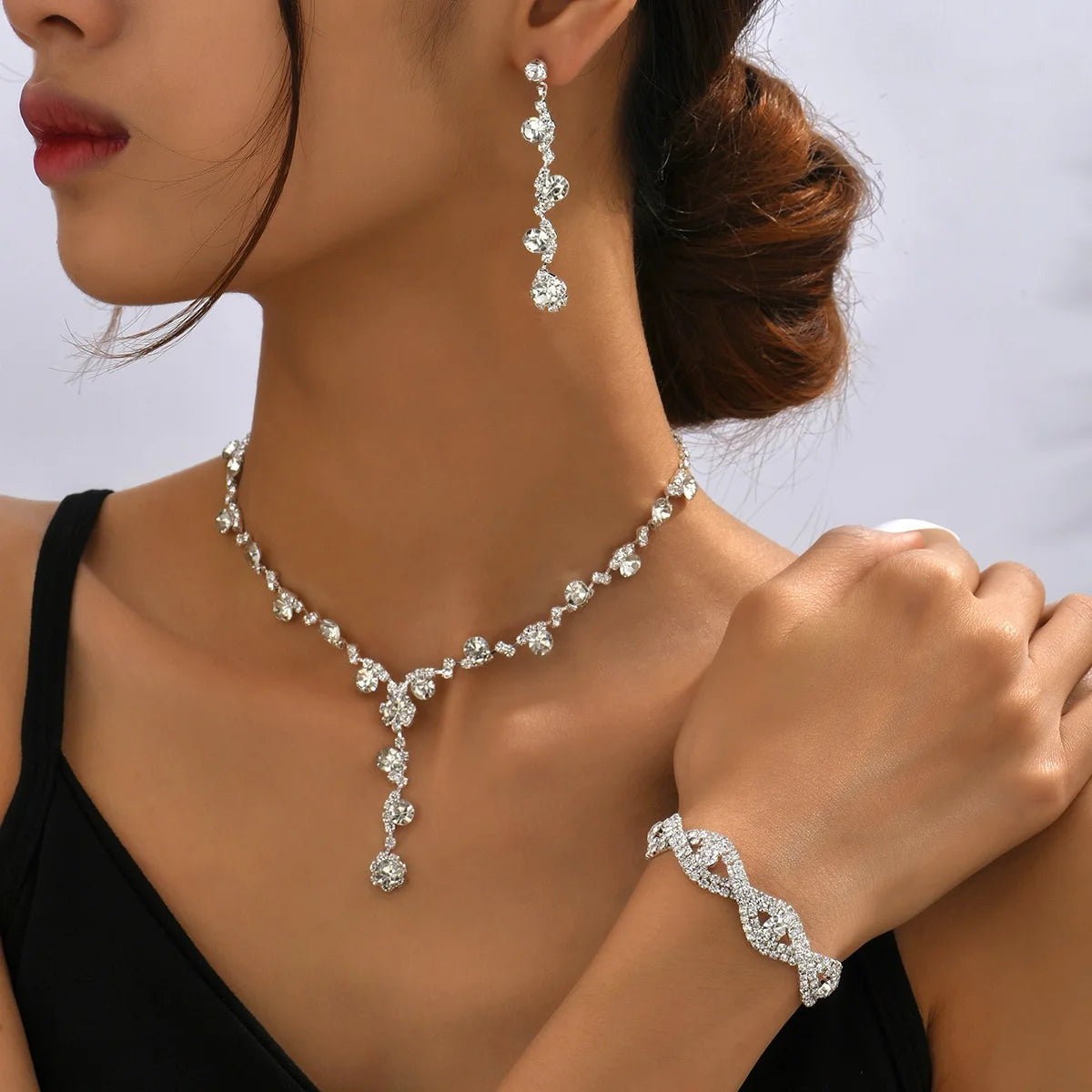 Parure Cristalline – Collection Griffes & Lumière (Édition Élégance)