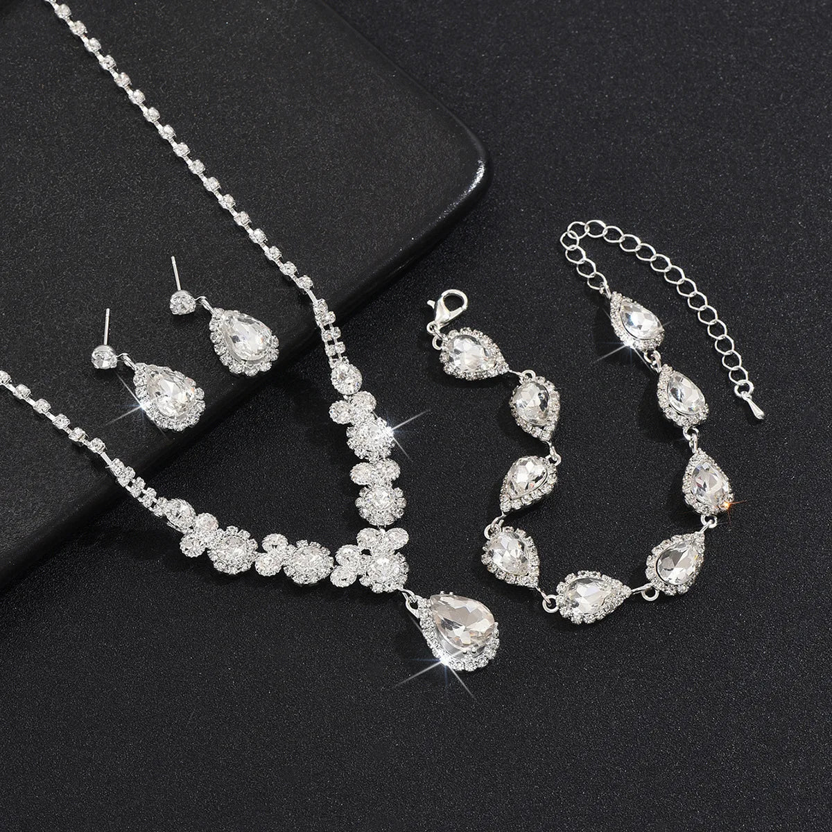 Parure Cristalline – Collection Griffes & Lumière (Édition Élégance)