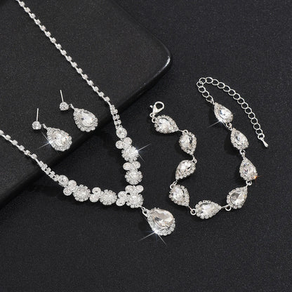 Parure Cristalline – Collection Griffes & Lumière (Édition Élégance)