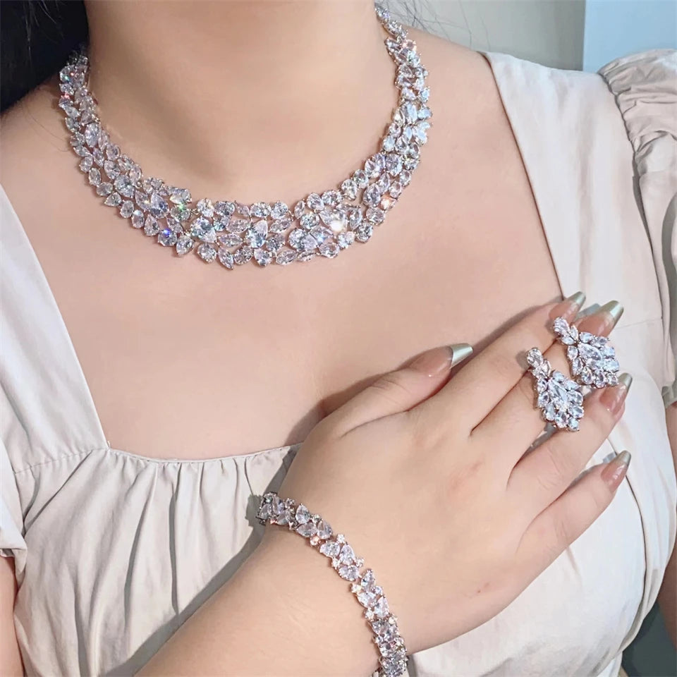 Parure ZAKOL – Éclat Floral Cristal Blanc (Édition Limitée – 2 ou 3 pièces)
Référence : FSSP2002