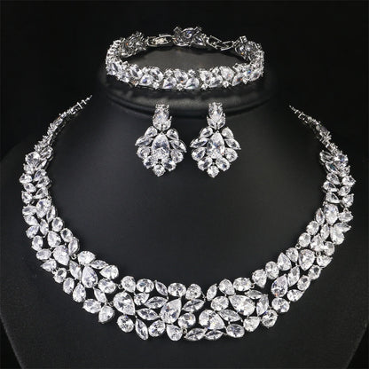 Parure ZAKOL – Éclat Floral Cristal Blanc (Édition Limitée – 2 ou 3 pièces)
Référence : FSSP2002