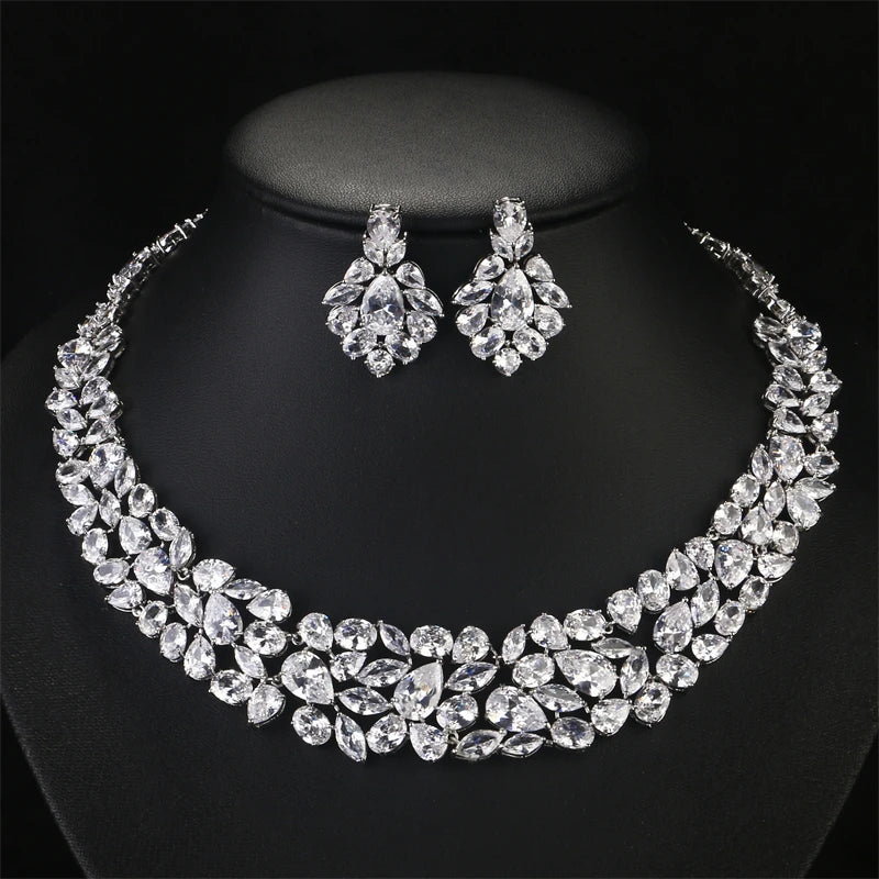 Parure ZAKOL – Éclat Floral Cristal Blanc (Édition Limitée – 2 ou 3 pièces)
Référence : FSSP2002
